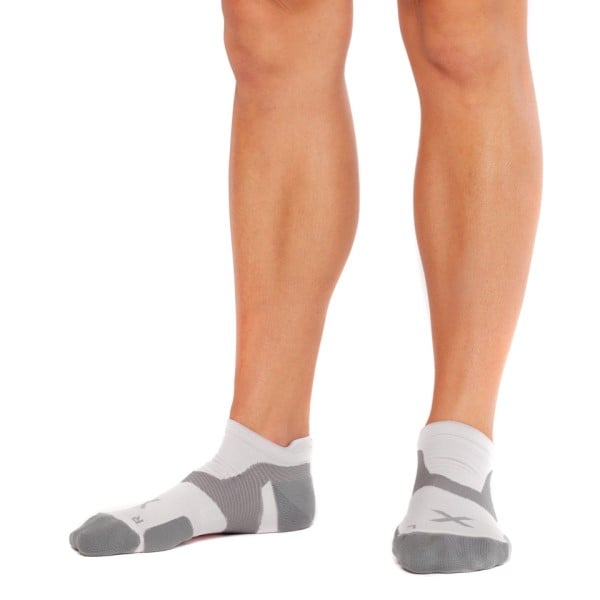 2XU Vectr Cushion No Show - Unisex Running Socks - White/Grey