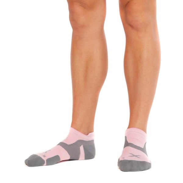 2XU Vectr Cushion No Show - Unisex Running Socks - Dusty Pink/Grey